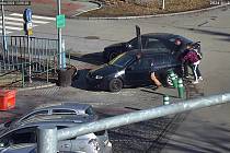 Řidič se nechal na Purkyňově v Třebíči náměstí roztlačit. Nejenže nevlastnil řidičský průkaz, ale navíc byl opilý.