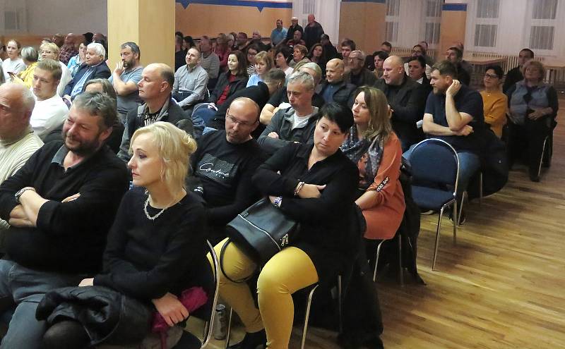Ustavující zasedání zastupitelstva v Jemnici sledovalo množství diváků.