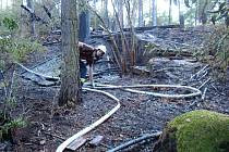Zásahu při požáru dětského tábora a části lesa u Vanče se účastnily tři profesionální a čtyři dobrovolné jednotky hasičů.