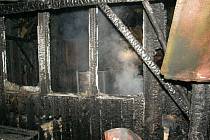 Pět jednotek hasičů zaměstnal ve středu večer požár včelína a dřevěné boudy u Sedlece na Třebíčsku.