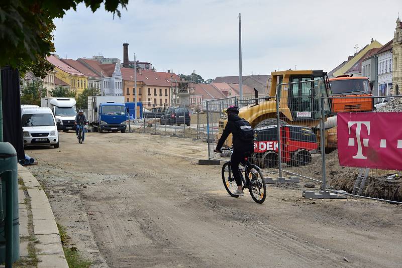 Revitalizace Karlova náměstí v Třebíči se přesunula na spodní stranu, na horní straně mezitím dláždí chodníky a cesty