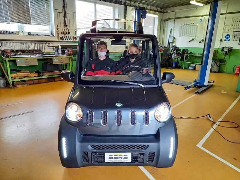 Hotovo. Školní elektromobil už jezdí