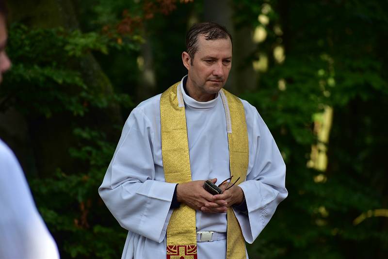 Mše na Mařence (711 m n. m.) nejvyšším vrcholu Třebíčska, pod zdejší rozhlednou, která letos slaví deset let od svého vzniku.