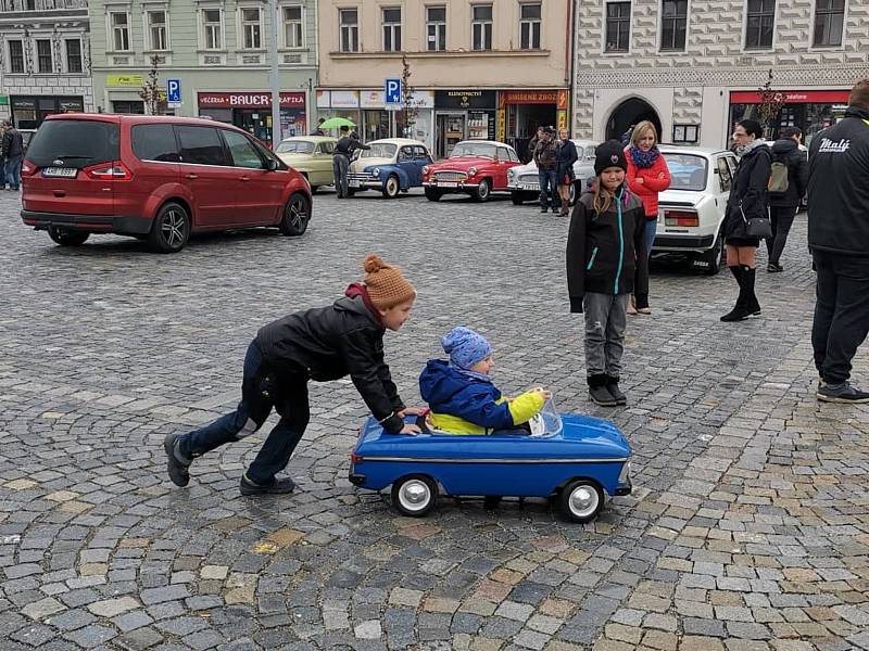 Výstava veteránů na třebíčském náměstí zakončila sezonu Veteran Car Clubu Třebíč 2022