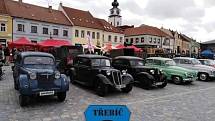 Výstava veteránů na třebíčském náměstí zakončila sezonu Veteran Car Clubu Třebíč 2022