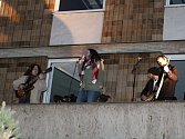 Koncert na střeše k výročí posledního vystoupení Beatles v Třebíči.