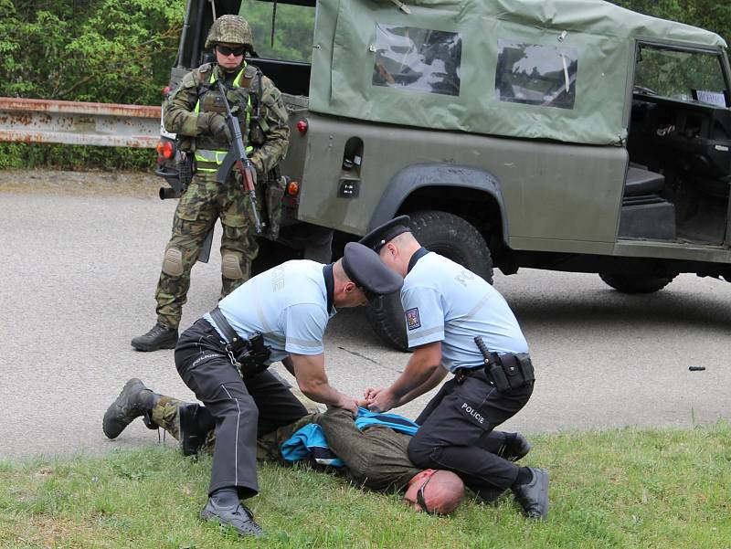 Profesionální vojáci, záložáci, policisté i zaměstnanci ČEZu cvičili, jak odrazit teroristický útok na Vodní dílo Dalešice.