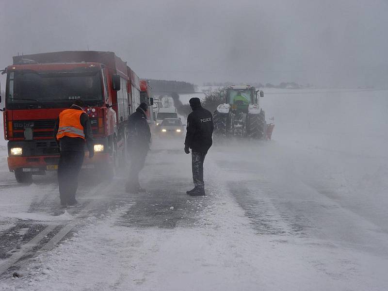 Neprůjezdná byla ve středu ráno silnice u Habrů na Havlíčkobrodsku. V kopci ve směru na Prahu se vzpříčil kamion a zcela zablokoval dopravu na hlavním tahu mezi Havlíčkovým Brodem a Kolínem. Kvůli větru a sněžení se v místě kolapsu vytvořila bílá tma.