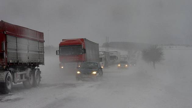 Neprůjezdná byla ve středu ráno silnice u Habrů na Havlíčkobrodsku. V kopci ve směru na Prahu se vzpříčil kamion a zcela zablokoval dopravu na hlavním tahu mezi Havlíčkovým Brodem a Kolínem. Kvůli větru a sněžení se v místě kolapsu vytvořila bílá tma.