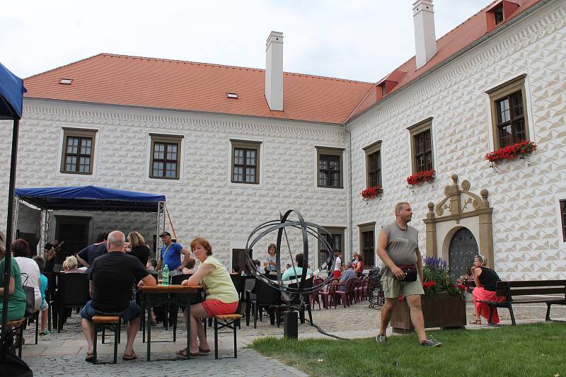 Ze zámeckých slavností ve Valči, které připomněly pět let od znovuotevření zámku po rozsáhlé rekonstrukci.