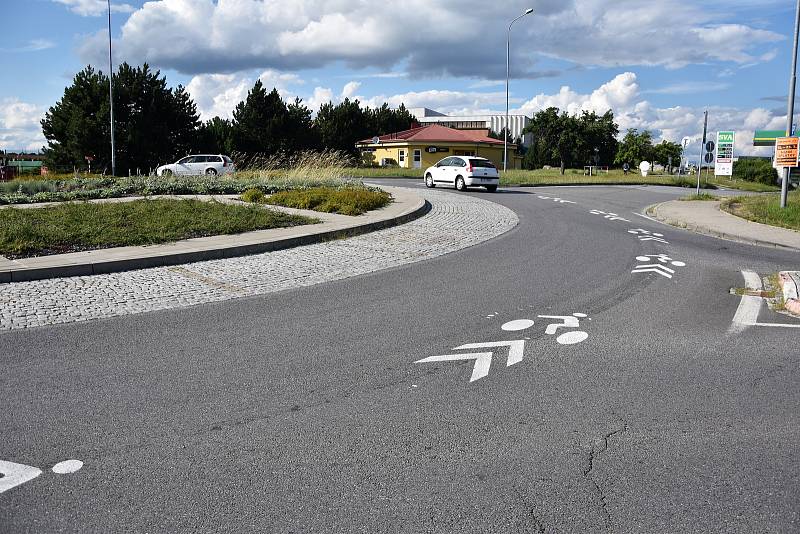 Piktogramy zdobí kruhový objezd mezi ulicemi Míčova a Velkomeziříčská, před benzinovou pumpou. Postupně se ale objeví i na dalších silnicích ve městě