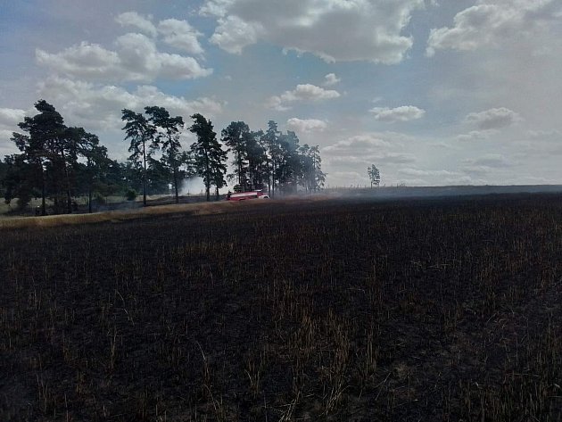 U Trnavy hoří pole a strniště: hasiči vyhlásili druhý stupeň požárního poplachu