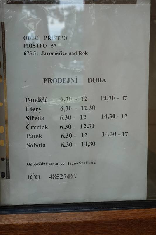 Příštpo si samo přes dvacet let provozuje vlastní obchod ve společném objektu s obecním úřadem. Obec tam zaměstnává prodavačku Ivanu Špačkovou.