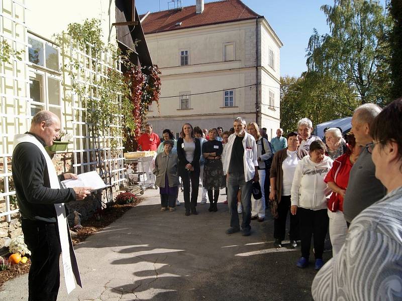 Kněz Ladislav Hubáček požehnal nové dílně na zámku v Nových Syrovicích. Keramickou dílnu místní pořídili svépomocí.