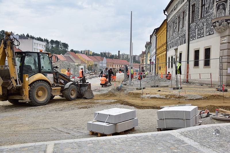 Revitalizace Karlova náměstí v Třebíči se přesunula na spodní stranu, na horní straně mezitím dláždí chodníky a cesty
