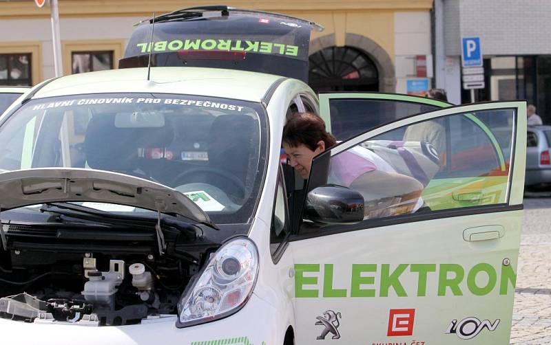 V rámci Týdne mobility se v pondělí na Karlově náměstí objevily tři druhy elektrovozidel elektrovozidlo peugeot, skútry a elektrokola.