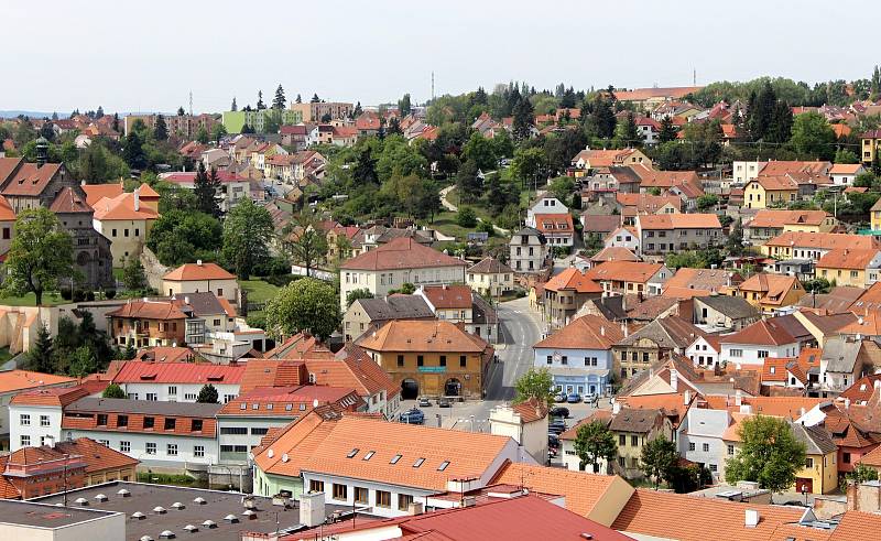 Výhled z ochozu městské věže při kostele sv. Martina v Třebíči.