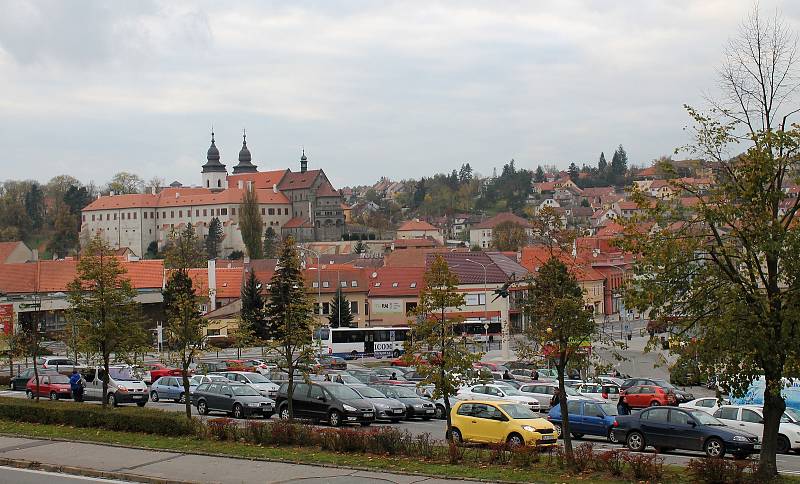 Současná podoba parkoviště na Komenského náměstí v Třebíči.
