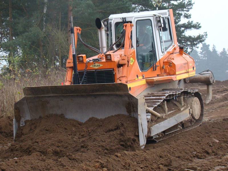 Pole mezi Třebíčí a Pocoucovem obsadila v tomto týdnu stavební technika. Pracuje se na vyrovnávání terénu i přeložce inženýrských sítí.