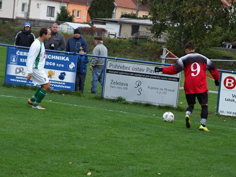 Po bodu měly na kontě domácí Jaroměřice (v bílém) i Kouty (v červeném) před vzájemným derby, po kterém se prvního vítězství od postupu dočkal hostující nováček krajského přeboru.