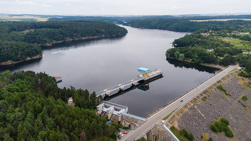 Pohled z výšky na Dalešickou vodní nádrž a vodní elektrárnu Dalešice na Třebíčsku.