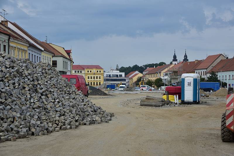 Revitalizace Karlova náměstí v Třebíči se přesunula na spodní stranu, na horní straně mezitím dláždí chodníky a cesty