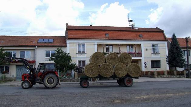 Tento snímek je sice z Radkovic na Hrotovicku, ale podobný obrázek lze pořídit prakticky v kterékoliv jiné obci na Třebíčsku. Ne všude je vzájemná spolupráce obce se zemědělci k oboustranné spokojenosti.