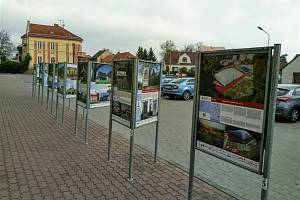 Panely s vystavenými fotografiemi v Okříškách.