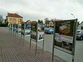 Panely s vystavenými fotografiemi v Okříškách.