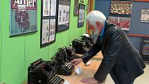 Eduard Hošek sbírá psací stroje. Nyní je vystavuje v třebíčské knihovně.
