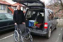 Leoš Brabenec (na snímku) dříve pracoval pro farmaceutickou firmu, před měsícem rozjel vlastní podnikání. Kromě vozíku, berlí nebo ledničky chce své vozidlo vybavit dětskou autosedačkou a reklamními polepy. 
