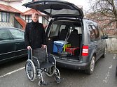 Leoš Brabenec (na snímku) dříve pracoval pro farmaceutickou firmu, před měsícem rozjel vlastní podnikání. Kromě vozíku, berlí nebo ledničky chce své vozidlo vybavit dětskou autosedačkou a reklamními polepy. 