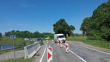 Na už tak problematickém úseku silnice II/360 mezi Třebíčí a Velkým Meziříčím se propadla vozovka.