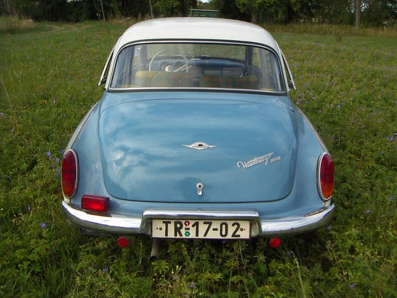 Wartburg 1000 v atraktivním dvoubarevném lakování v odstínech modré a bílé vlastní rodina Rouskových z Častotic.