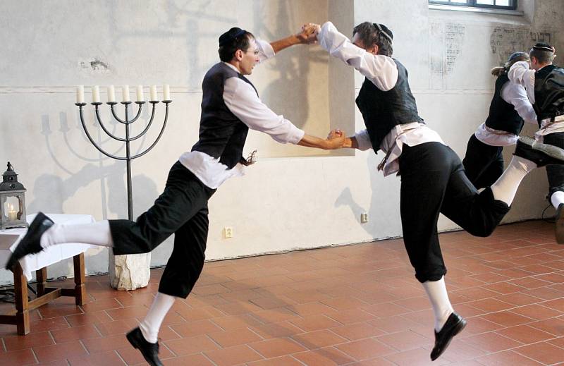 Slavnostní vernisáží výstavy děl Pavla Holeky Hebrejská abeceda, na níž vystoupil i třebíčský taneční soubor Yocheved, byl v Zadní synagoze v Třebíči zahájen 9. ročník festivalu židovské kultury Šamajim.