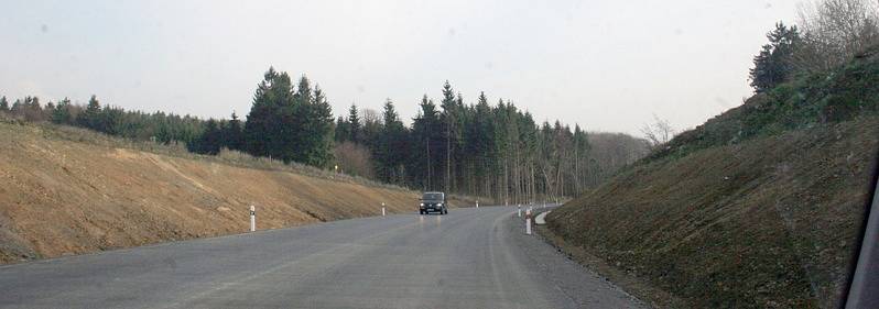 Nově opravený úsek silnice mezi Zašovicemi a Okříškami