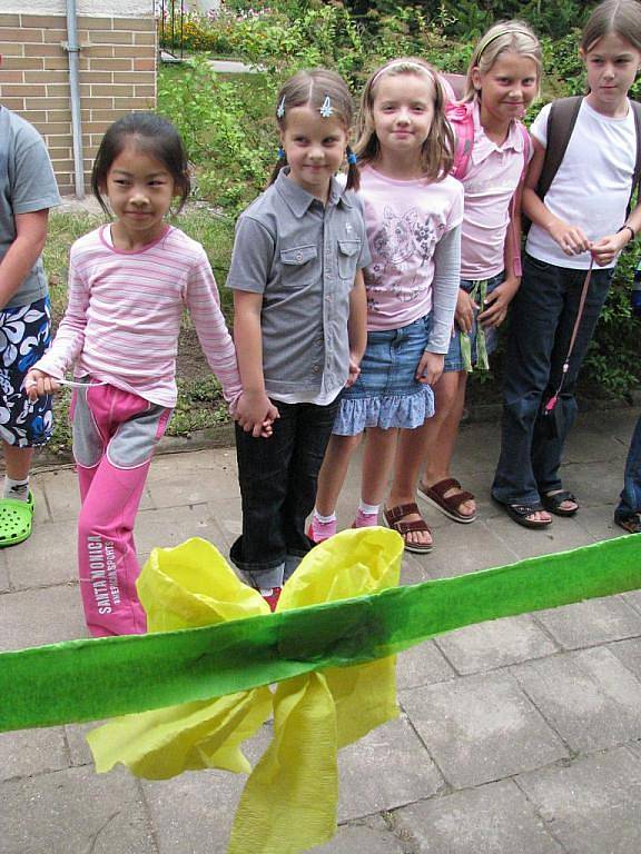Děti ze základní školy Benešova v Třebíči se budou učit přímo ve školní zahradě.