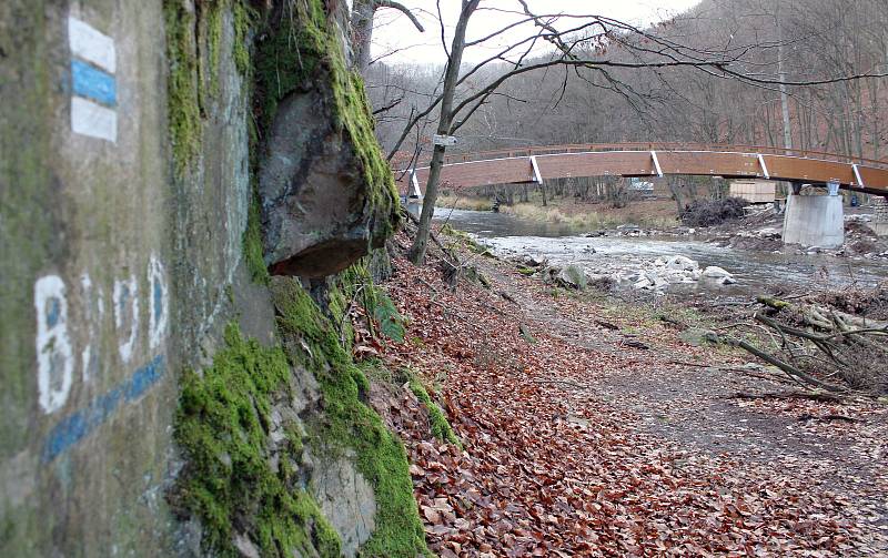 Lávka přes řeku Oslavu, kterou pod Vlčím kopcem budují Lesy České republiky.
