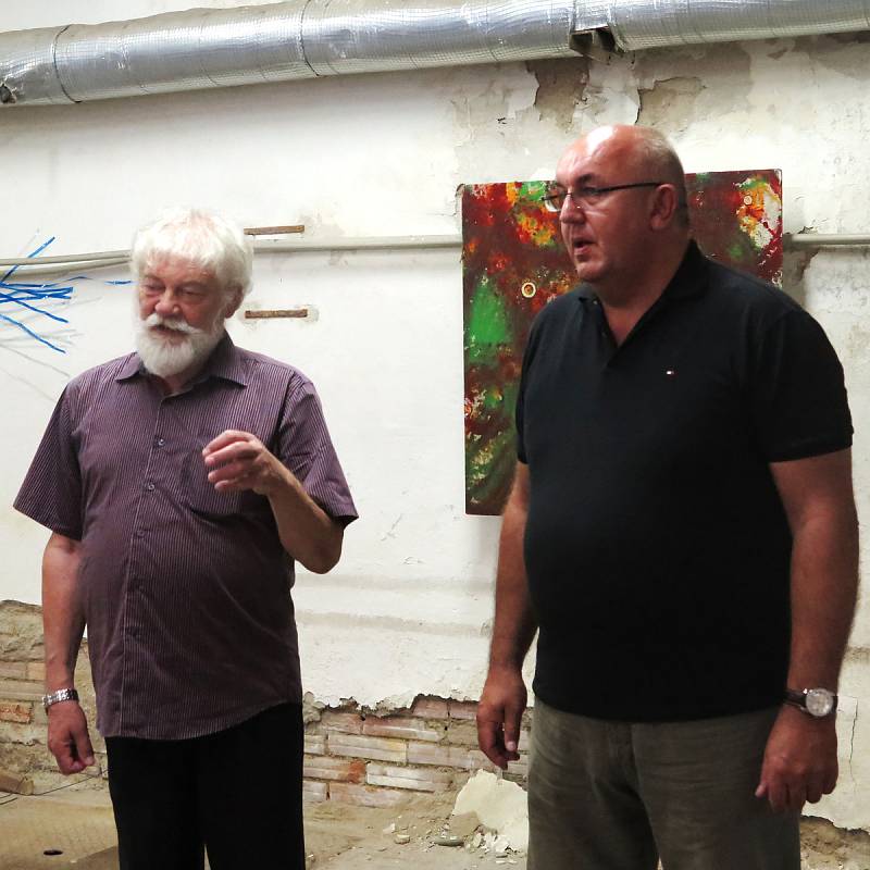 Richard Horký s bývalým třebíčským starostou Pavlem Heřmanem na zahájení výstavy v třebíčské Borovině.
