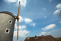 Větrný mlýn, známá turistická atrakce v Třebíči, po rekonstrukci roztočil své mohutné lopatky.