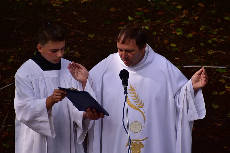 Mše na Mařence (711 m n. m.) nejvyšším vrcholu Třebíčska, pod zdejší rozhlednou, která letos slaví deset let od svého vzniku.