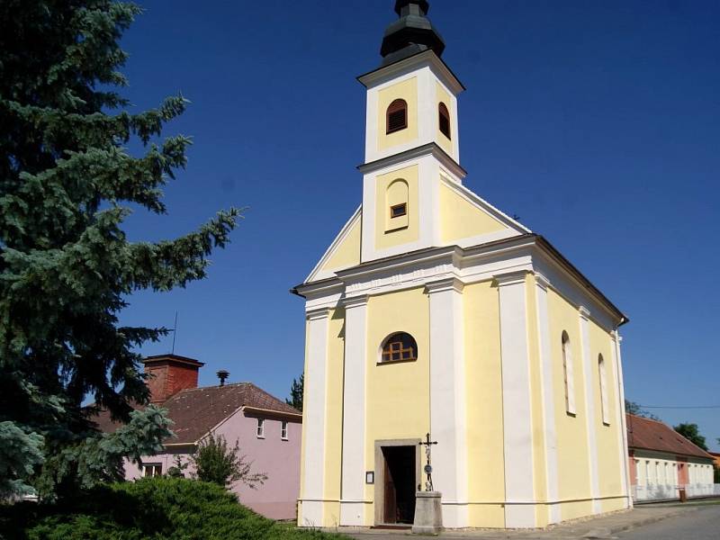 V Mladoňovicích se vše, co si místní usmyslí, daří. Střed upravené obce zdobí opravená kaple sv. Floriana.