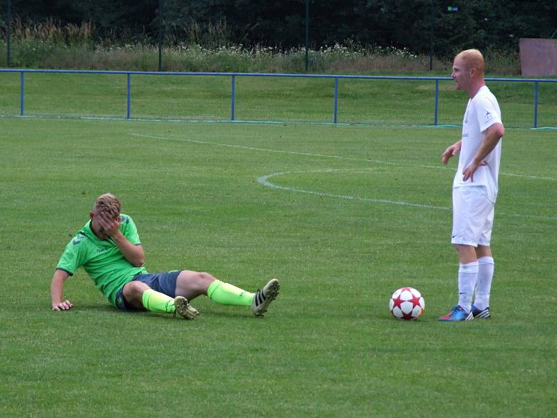 Fotbalistům Náměště-Vícenic (v zeleném) se ve druhém poločase rozhodujícího utkání sezony proti žďárské juniorce otevíraly možnosti rychlých brejků a dva využili.