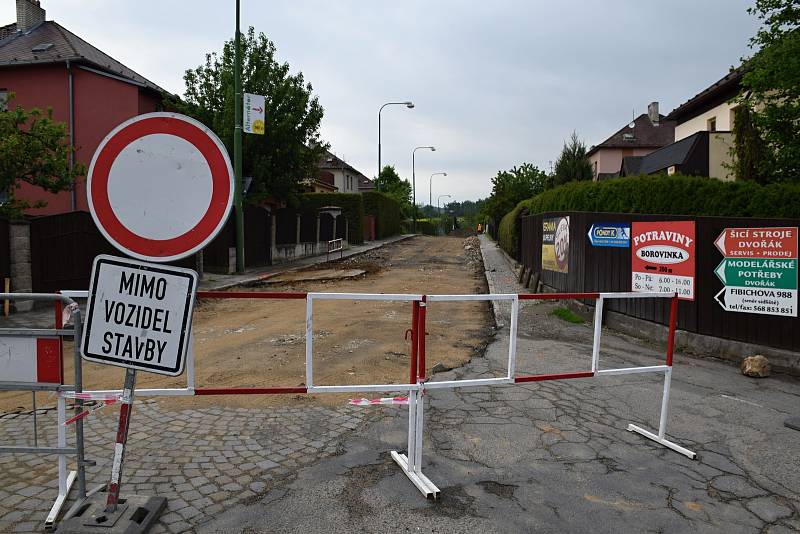 Na opravě Řípovské a Seifertovy ulice dělníci pracují od počátku léta.