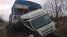 Osobní vlak, jezdící na trati Jemnice – Okříšky, se v pátek dopoledne srazil s nákladním automobilem na železničním přejezdu u Horního Újezdu.