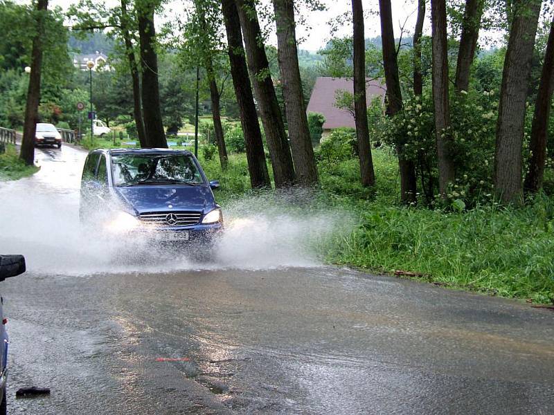 Před mostem v Poušově. Velká voda opět potrápila Třebíčsko. Všechny řeky a potoky v pondělí po vydatných deštích zaznamenaly zvýšené průtoky.