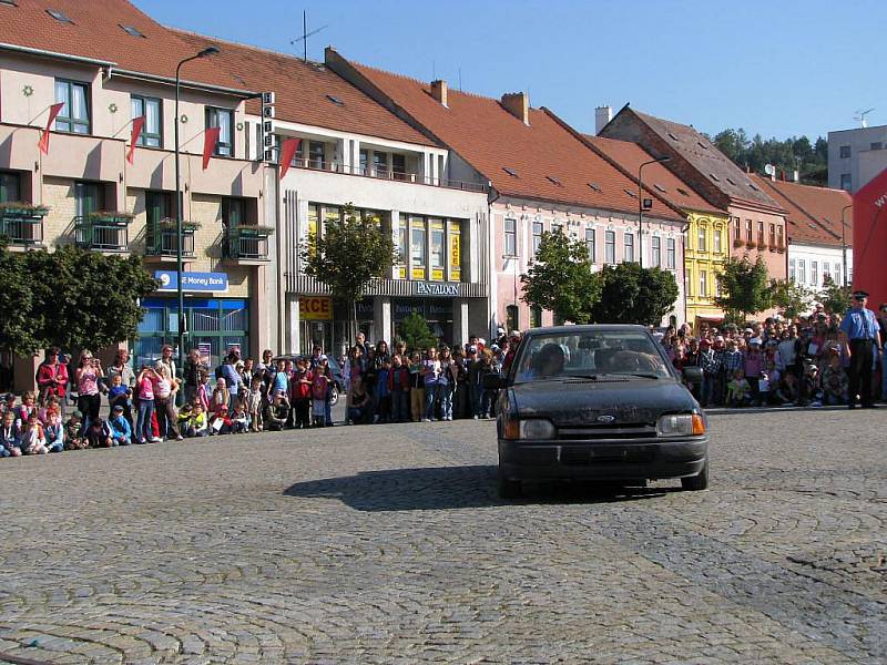 Nácvik dopravní nehody byl bezesporu největším tahákem středečního programu na Karlově náměstí, kde probíhala akce Den bez aut. 