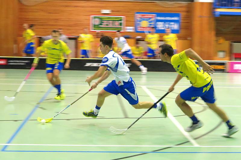 Snipers Třebíč (v bílém) nakonec svého soupeře Spartak Pelhřimov přehráli 6:3. Dnes ale více než výsledek, byl dobrý pocit z charitativního pojetí celého zápasu, který jasně vyzněl pro Milánka Řezáče.