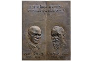 Pamětní deska indologům Karlu Wernerovi a Vincenci Lesnému, kterou odhalí na budově základní školy v Jemnici.