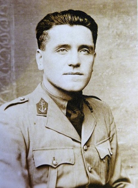 Jaroslav Krátký získal vzdělání na Vojenské akademii v Hranicích na Moravě. Školu ukončil v červenci 1934 v hodnosti poručíka dělostřelectva a ve stejný měsíc byl přidělen k dělostřeleckému pluku ve Znojmě.
